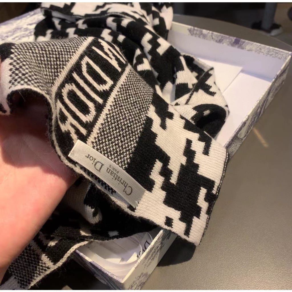 CHRISTIAN DIOR UNISEX MUFFLER